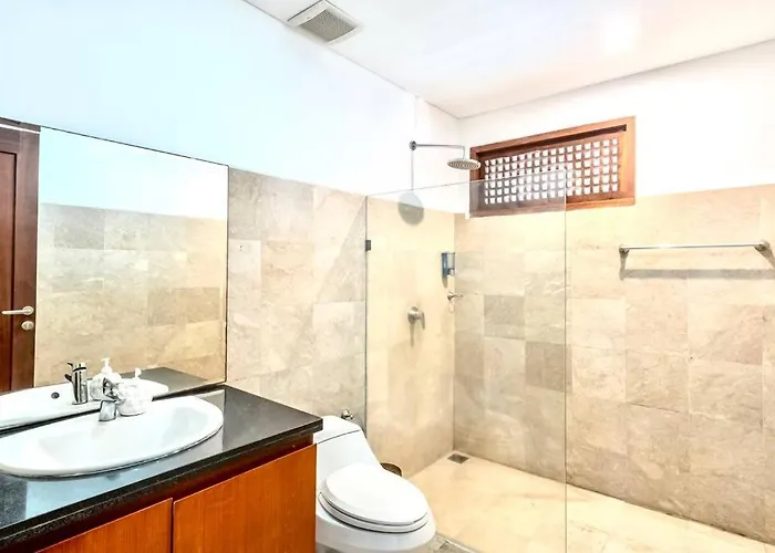 Lovely 5br-villa By Rock-str At The Heart Of Just 5min Walk To The Villa