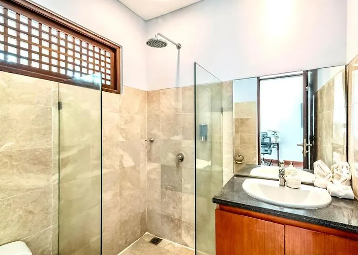 Lovely 5br-villa By Rock-str At The Heart Of Just 5min Walk To The Villa Canggu