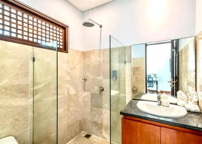 Villa Lovely 5br-villa By Rock-str At The Heart Of Just 5min Walk To The Canggu