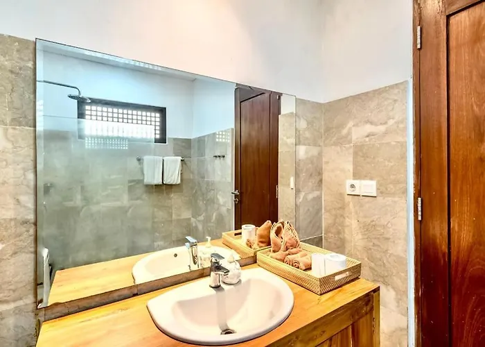 Lovely 5br-villa By Rock-str At The Heart Of Just 5min Walk To The Canggu